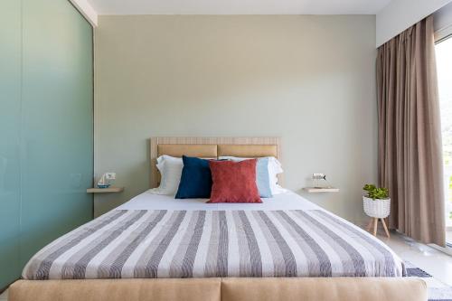 Luxury Room 1 - Pool Parking & Outdoor Spaces - image 5