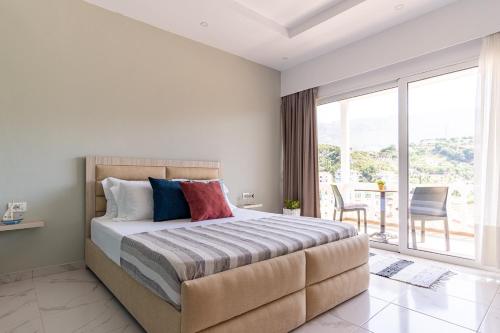 Luxury Room 1 - Pool Parking & Outdoor Spaces - image 2