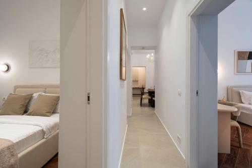 Designer 4BR Retreat - Chic & Central - Steps to Old Town - image 3