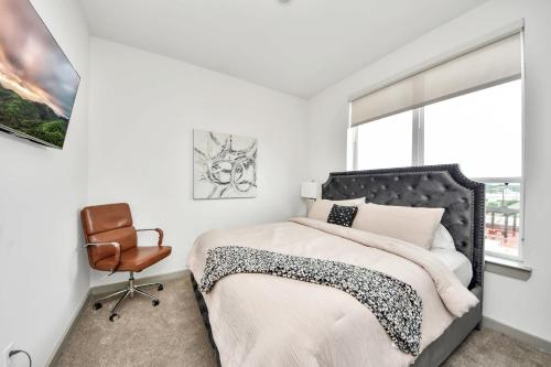 Luxury Houston Apartment Rooftop Pool City Views & King Beds Near Downtown - image 5