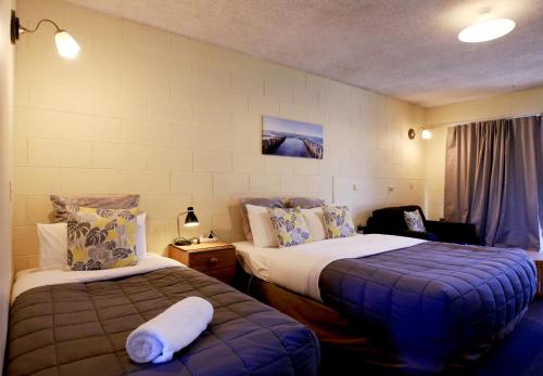 1 queen bed, 1 twin bed