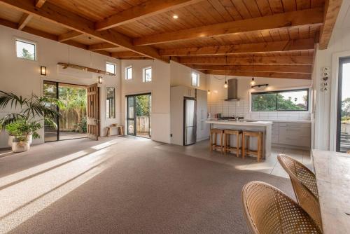 Tahana Villa - River View Retreat - 3 Bedroom in Oakura