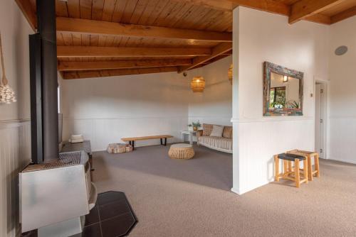 Tahana Villa - River View Retreat - 3 Bedroom in Oakura