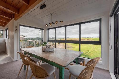 Tahana Villa - River View Retreat - 3 Bedroom in Oakura