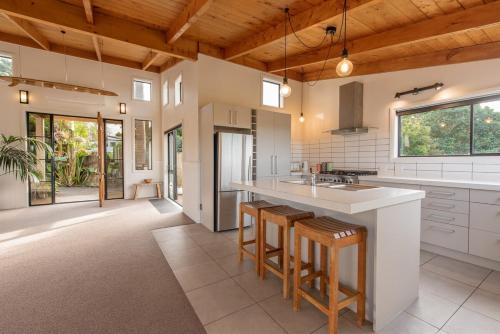 Tahana Villa - River View Retreat - 3 Bedroom in Oakura