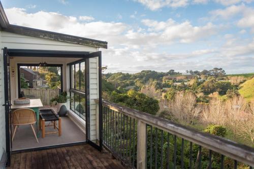 Tahana Villa - River View Retreat - 3 Bedroom in Oakura