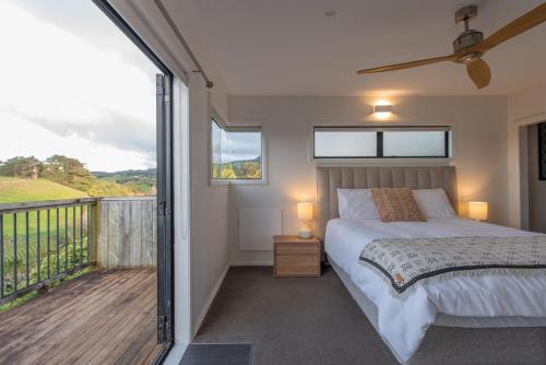 Tahana Villa - River View Retreat - 3 Bedroom in Oakura