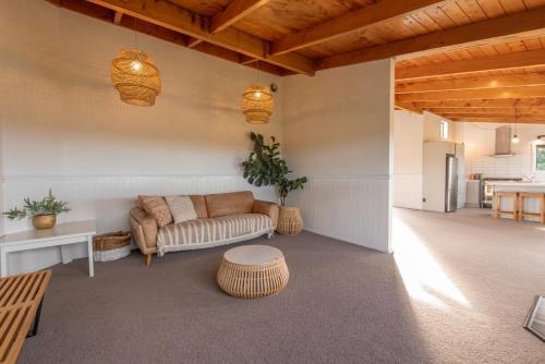 Tahana Villa - River View Retreat - 3 Bedroom in Oakura