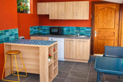 EDEN LAGON Suite with sea view, forest view, and pool in Hyacinthe