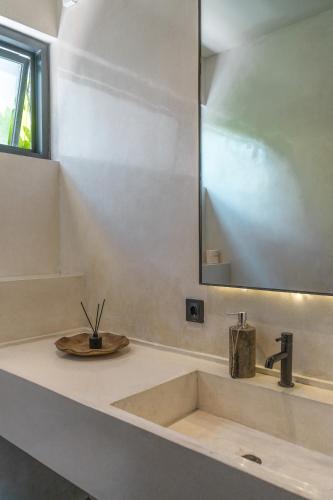 Bold x Gold - Unreal 3BR Uluwatu Villa - image 5