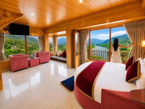 Himalayan River Resort, Manali #riverside #big private parking #scenic river & mountain view #open c photo 2