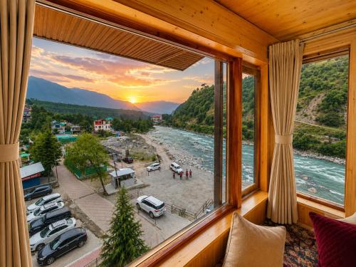 Himalayan River Resort, Manali #riverside #big private parking #scenic river & mountain view #open c photo 5