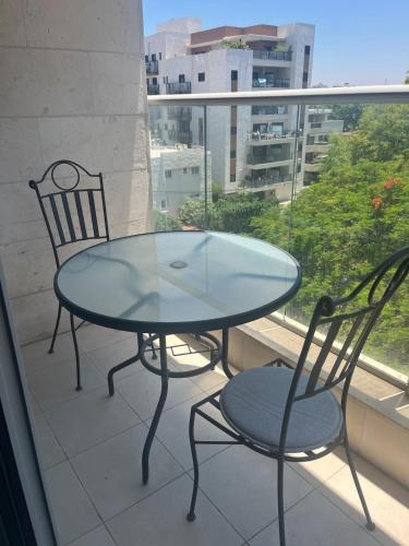 Mamad bright quiet central location parking in Raanana