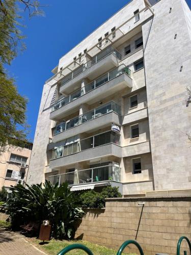 Mamad bright quiet central location parking in Raanana