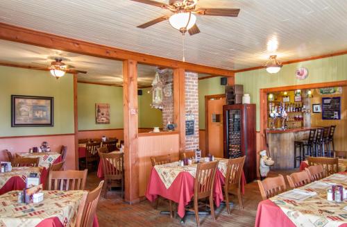 Étterem, Auberge Au Soleil Levant in Piopolis (QC)