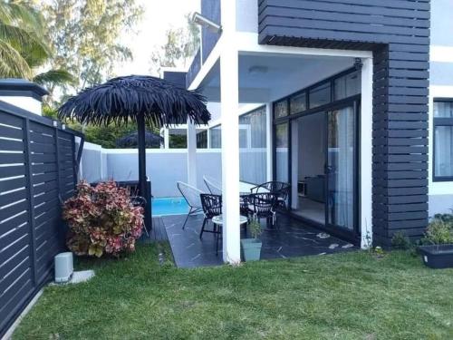 Kert, Modern 3BR Villa with Pool and 3 Min to Beach in Pointe aux Cannoniers