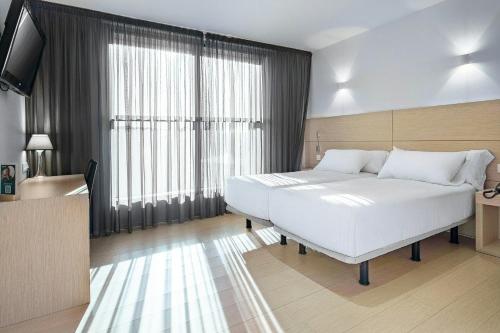 1 double bed, 2 twin beds