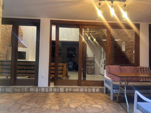 hodel's palm beach retreat in Est