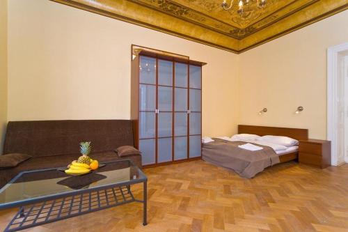 1 king bed, 1 queen bed, 1 sofa bed