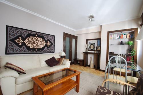 Bright apartment with 3 bedrooms, 2 bathrooms and Wi-Fi