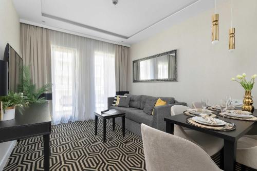 Stylowy Apartament z Balkonem Przy Promenadzie by Noclegi Renters - image 2