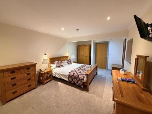 1 double bed, 1 sofa bed, 1 futon bed