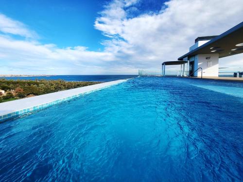 Rooftop Infinity Pool Escape PP36