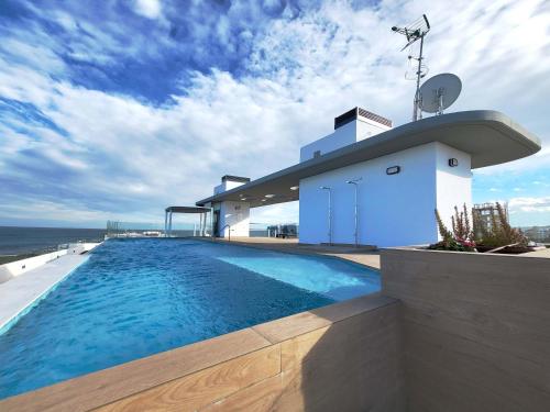 Rooftop Infinity Pool Escape PP36 - image 4
