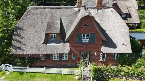 Ferien unterm Reetdach Whg 03 in Oevenum, Deutschland
