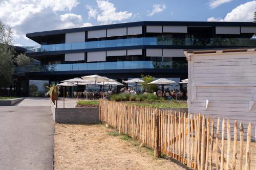 Pattùs Hôtel (Pattus Hotel) in Saint-Aubin-Sauges