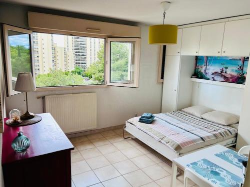 Bright studio, private parking, downtown within walking distance