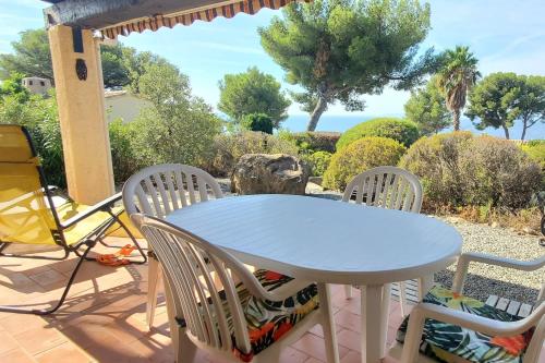 Spacious house with pool close to the sea