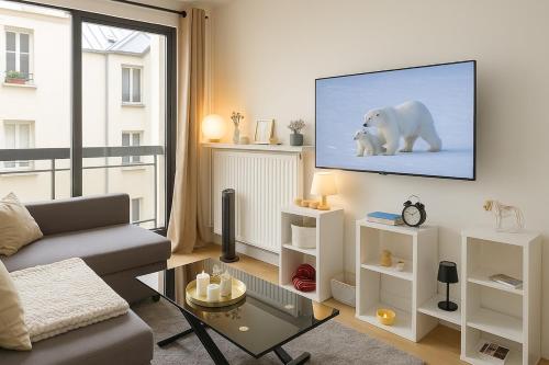 Bright 35 m Apartment with Private Terrace near Metro Lines 6, 8 & 10