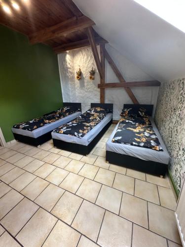 3 twin beds
