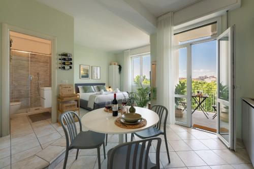 Leopoldo Bright with balcony