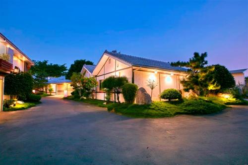 Exterior view, Gold Motel in Puxin Township