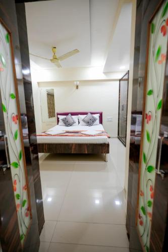 hotel green ac&non ac rooms in Vapi