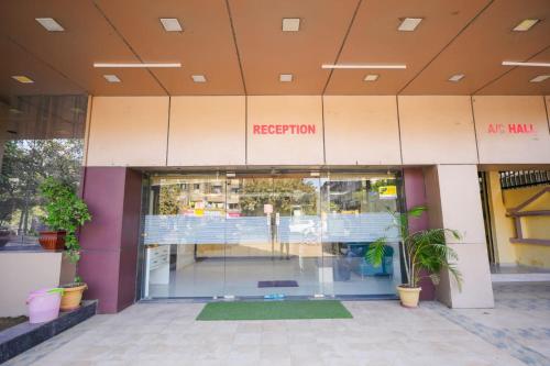Dış Görünüm, hotel green ac&non ac rooms in Vapi