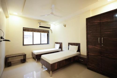 hotel green ac&non ac rooms in Vapi