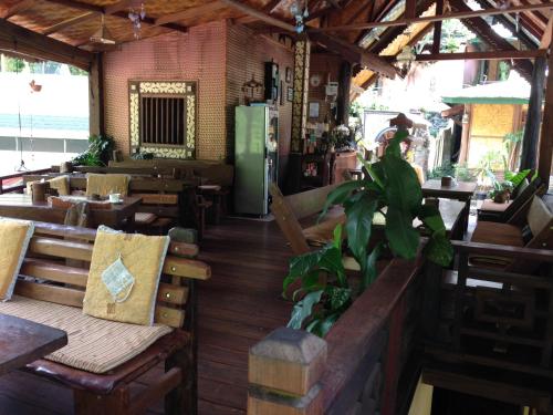 Restaurant, Sam's Bungalows in Sampe Raya