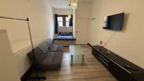 3 Person 10-Minute City Escape Apartment near Hampden Park Stadium in Glasgow