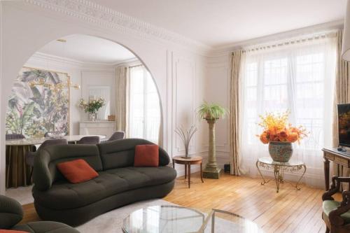 Chic Luxury Apartment with Eiffel Tower Views