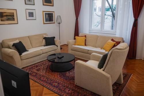 Maison 117 - Spacious 3-Bedroom Apartment in Ferhadija