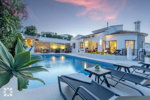 Villa Palmeras Del Mar by Abahana Villas