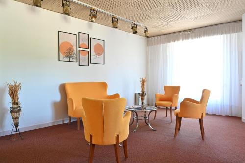 Logis Hotel & Restaurant Le Cheval Blanc et Clovis in Vouille