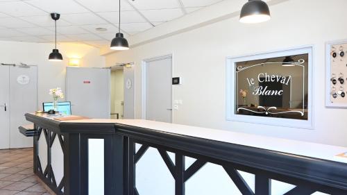 Logis Hotel & Restaurant Le Cheval Blanc et Clovis in Vouille