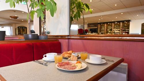 Logis Hotel & Restaurant Le Cheval Blanc et Clovis in Vouille
