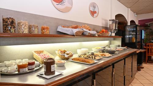 Logis Hotel & Restaurant Le Cheval Blanc et Clovis in Vouille