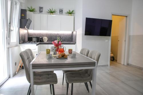 Spacious Apartment near Lake Como & Station by PM Lake Como