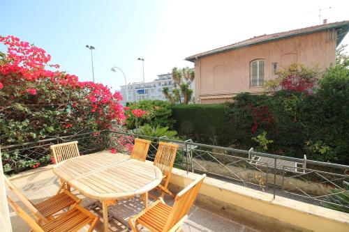 Large apartment with terrace in a villa